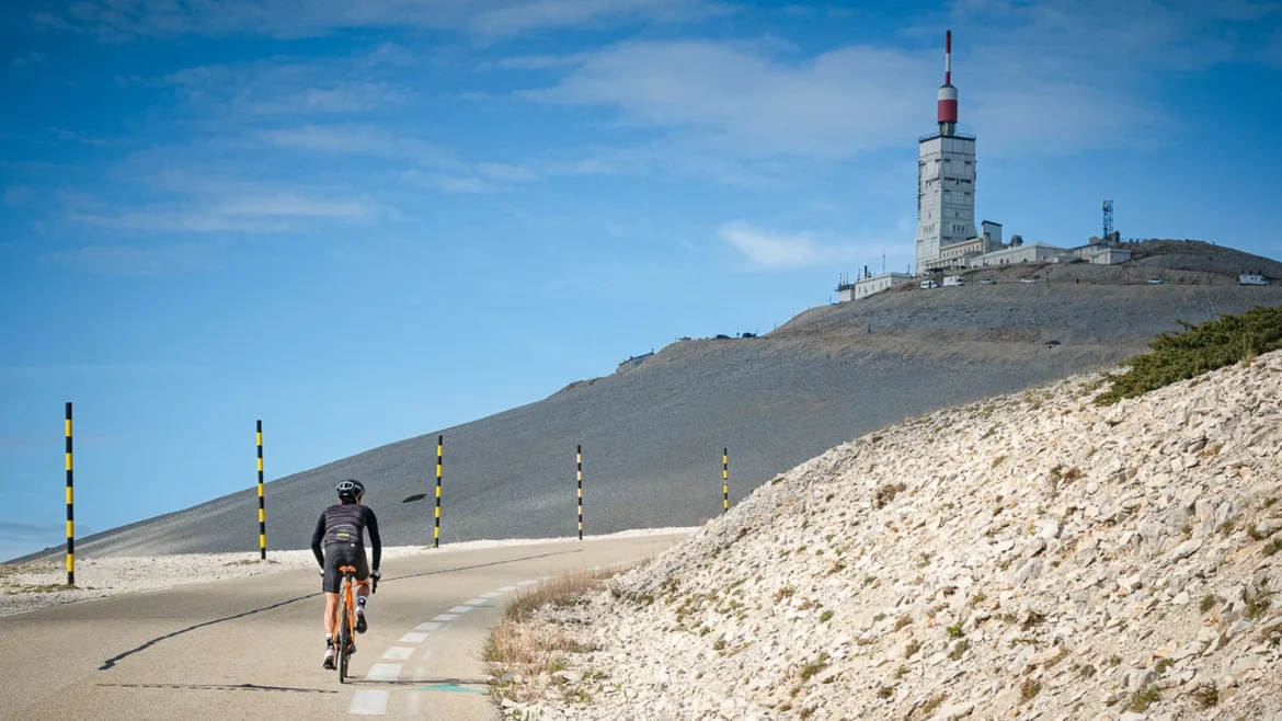 Leerlingen en docenten Laar & Berg beklimmen Mont Ventoux voor goed doel