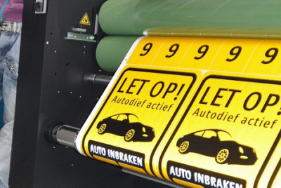 Waarschuwingsbord met Porsche, ooit ontworpen door leerlingen College de Brink,  achterhaald en verdwijnt na tien jaar uit Larens straatbeeld