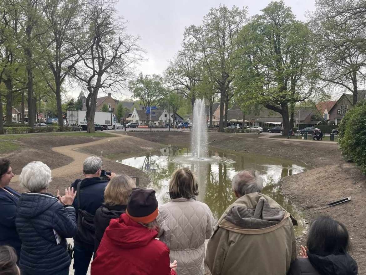 De Coeswaerde in Laren is af. Drijvende fontein bekroont nieuwe natuurvijver: ’Deze leeft en is in beweging’