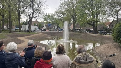 De Coeswaerde in Laren is af. Drijvende fontein bekroont nieuwe natuurvijver: ’Deze leeft en is in beweging’