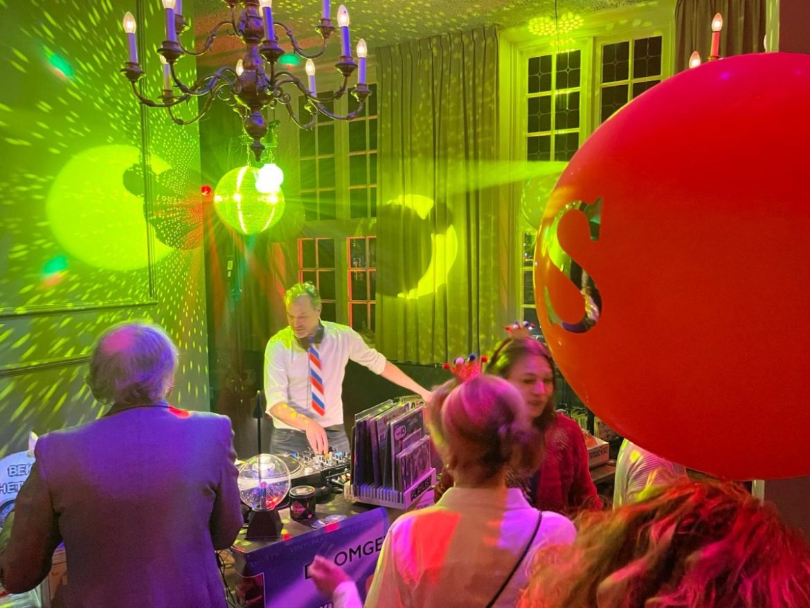 Kom je vrijdag ook naar het Koningsnacht dansfeest in het Brinkhuis?