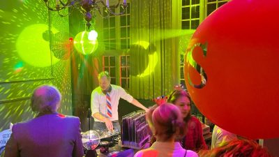 Kom je vrijdag ook naar het Koningsnacht dansfeest in het Brinkhuis?