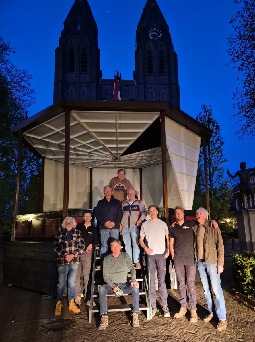 Muziektent staat weer.