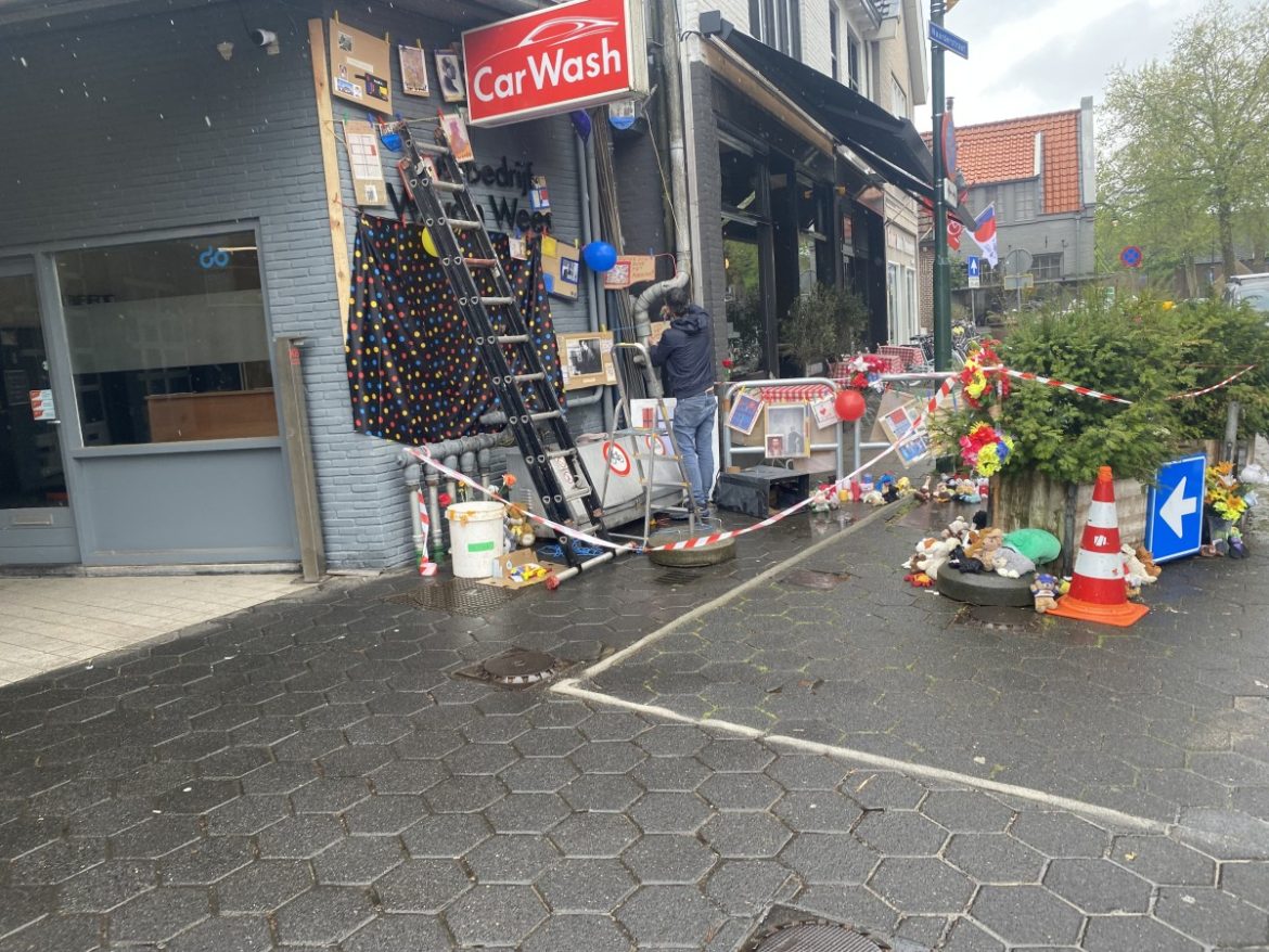 (video)’Mondriaanaltaar’ Thomas Hirschhorn bij  garage Van Wees geplaatst door Dooyewaard Stichting