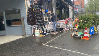 (video)’Mondriaanaltaar’ Thomas Hirschhorn bij  garage Van Wees geplaatst door Dooyewaard Stichting