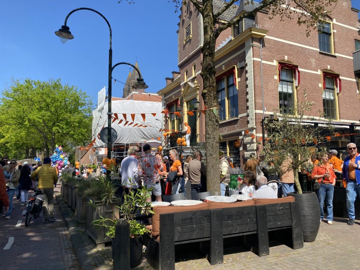 Koningsdag in Laren: een oestertje met witte wijn