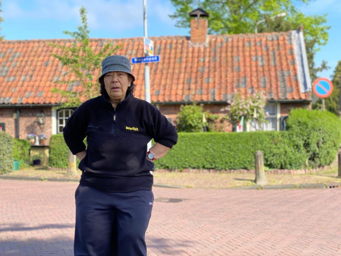 Meiti Ligter krijgt ‘Gouden tuinschepje’ van gemeente Laren!