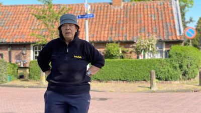 Meiti Ligter krijgt ‘Gouden tuinschepje’ van gemeente Laren!