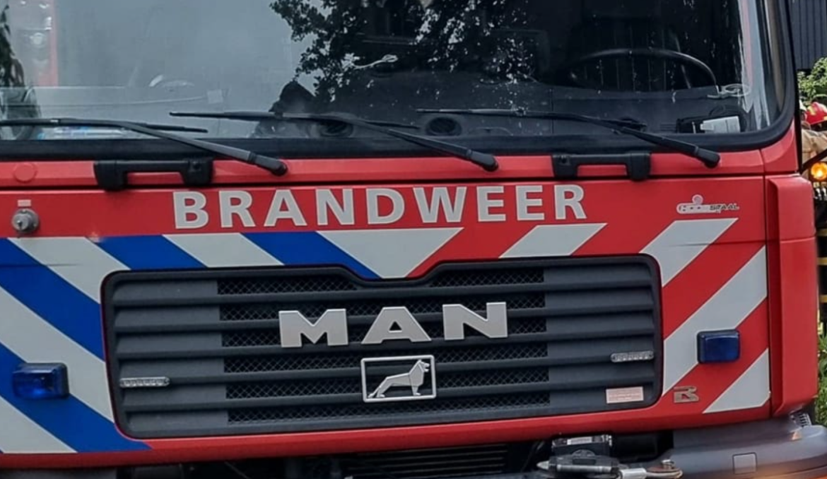 Brandweer rukt uit voor dakbrand in Laren