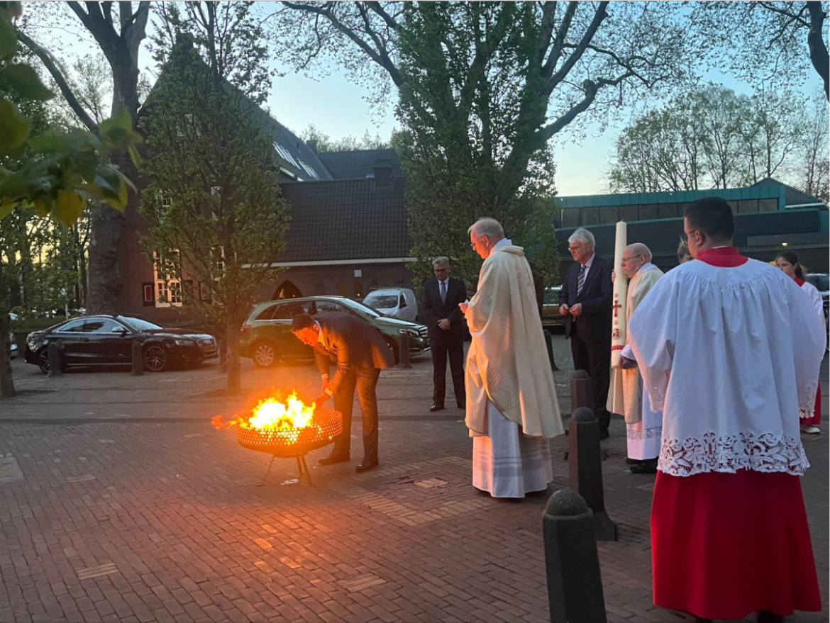 Ontsteken Paasvuur voor de Sint Jansbasiliek