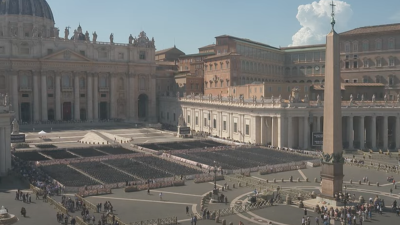 Telegraaf: Prinses Amalia en koningin Máxima in beeld om begrafenis paus bij te wonen