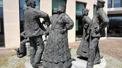 Beeld De Klepperman is al ruim een jaar weg in Laren, maar een nieuwe locatie is nog ver uit zicht