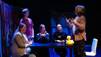 Jeugdgroep Deo et Arti speelt knettergek stuk in de Hasselbak