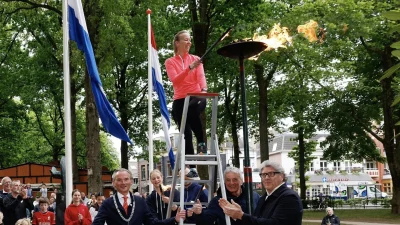Vrijheidsvuur voor Laren feestelijk ontstoken door The Smashers