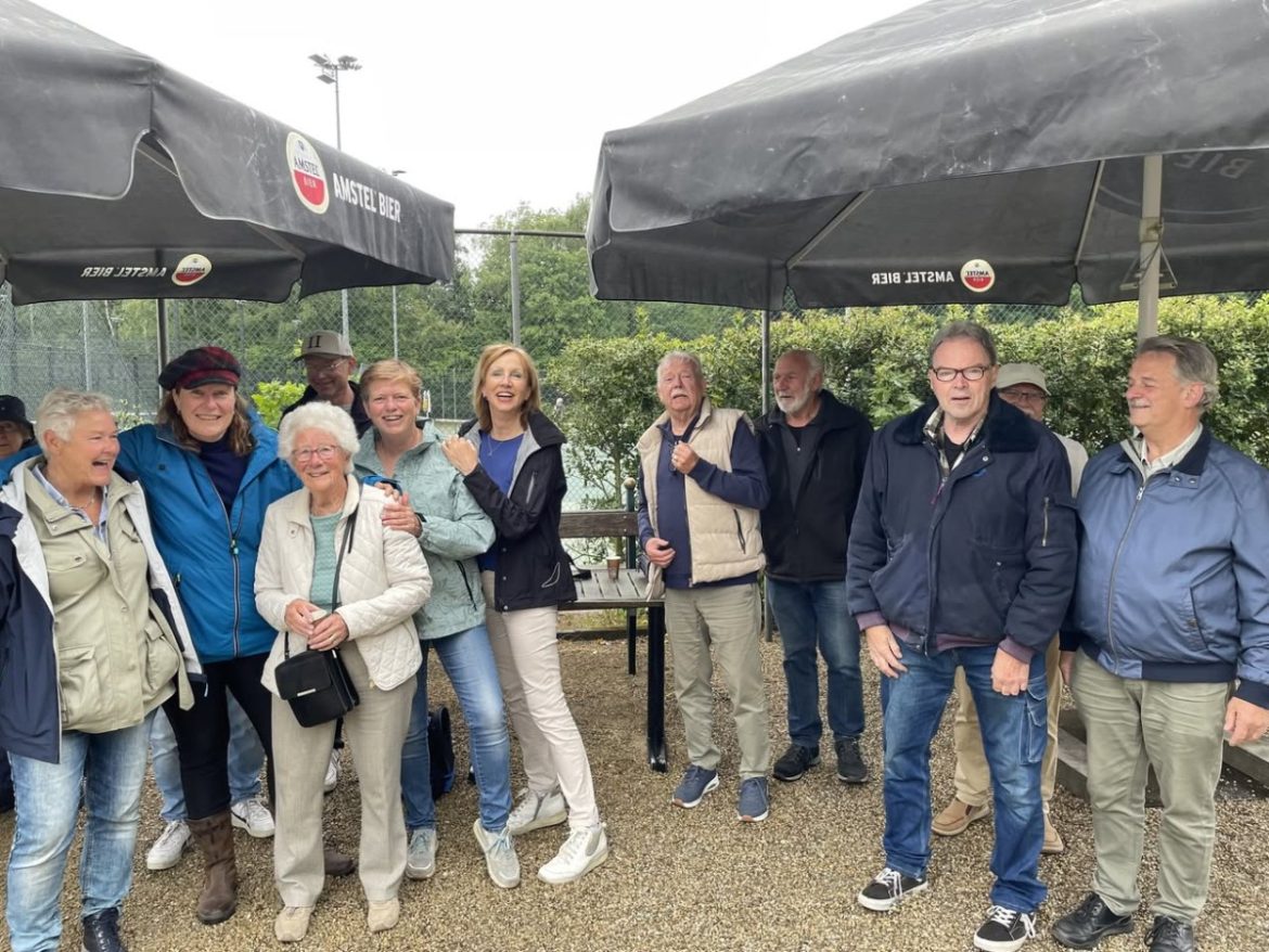 Derde Helft blij met de grote parasols 