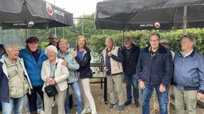 Derde Helft blij met de grote parasols 
