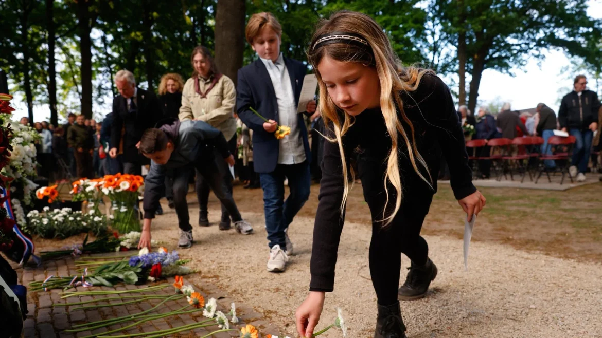 Kinderen centraal bij indrukwekkende Dodenherdenking in Laren: ‘Het is aan ons om de verhalen goed door te vertellen’