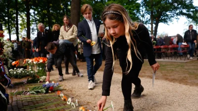 Kinderen centraal bij indrukwekkende Dodenherdenking in Laren: ‘Het is aan ons om de verhalen goed door te vertellen’