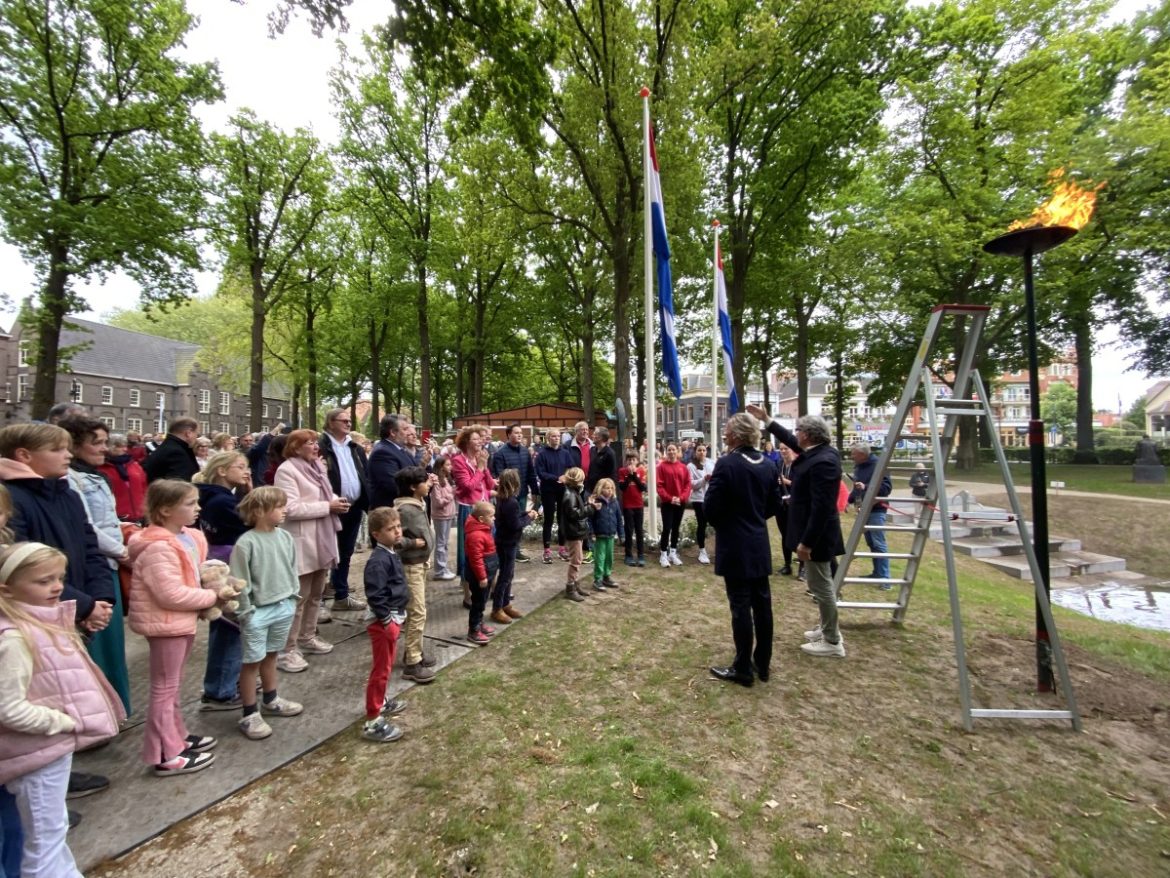 (fotorepo) Vrijheidsvuur uit Wageningen binnen gehaald