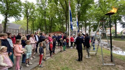 (fotorepo) Vrijheidsvuur uit Wageningen binnen gehaald