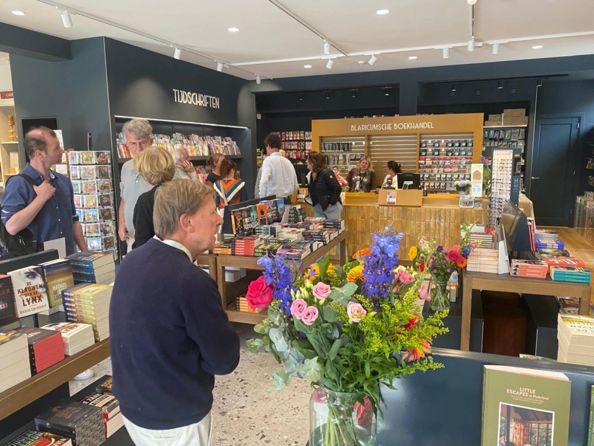 Blaricumsche Boekhandel herrijst in het hart van het dorp: ’Iedereen heeft de handen uit de mouwen gestoken’