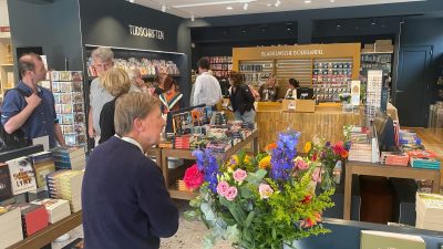 Blaricumsche Boekhandel herrijst in het hart van het dorp: ’Iedereen heeft de handen uit de mouwen gestoken’