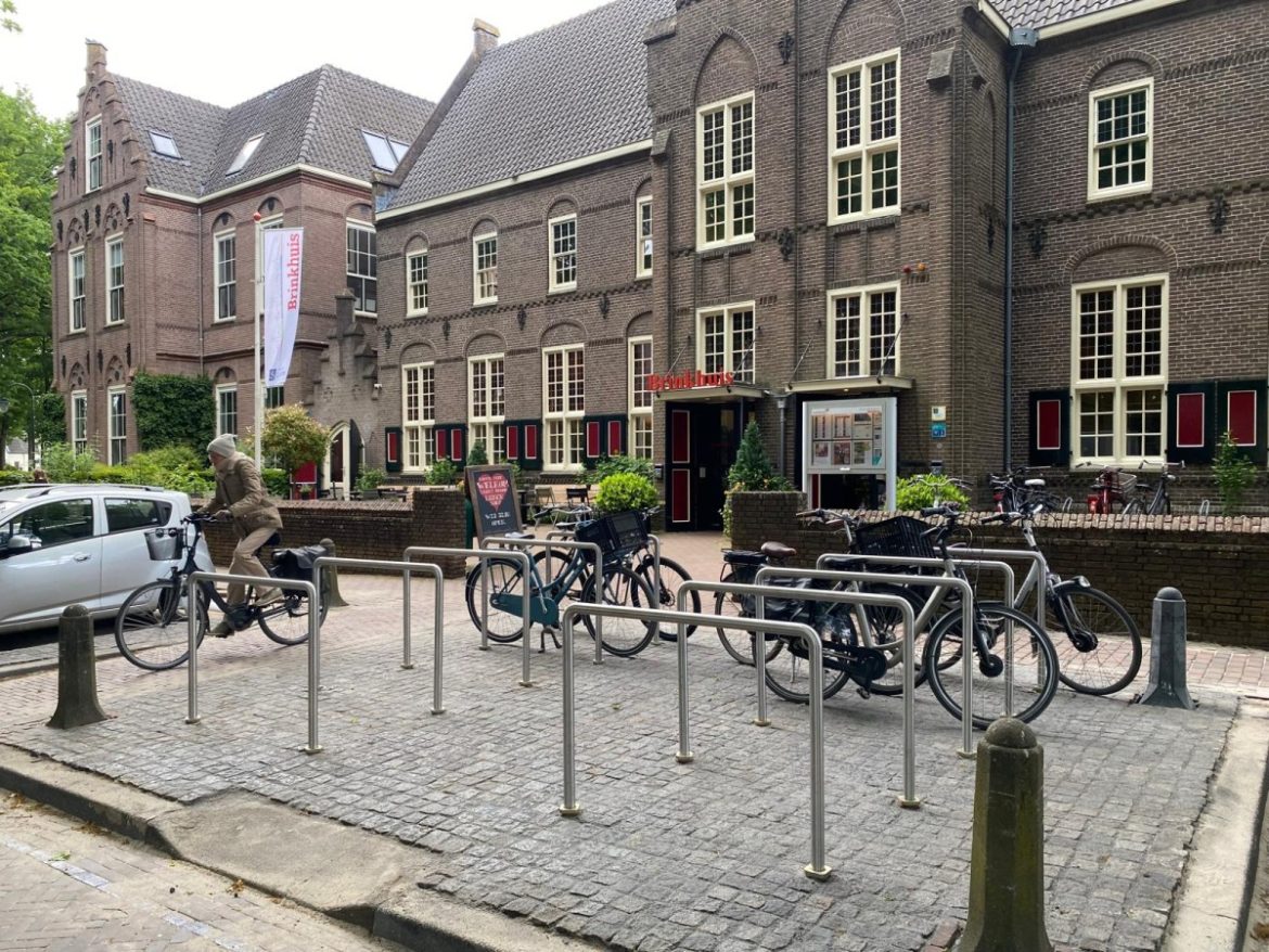 Fietsen parkeren zonder frustratie: nieuwe stalling bij Brinkhuis Laren klaar