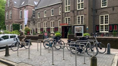 Fietsen parkeren zonder frustratie: nieuwe stalling bij Brinkhuis Laren klaar