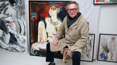 Kunstenaar Paul de Lussanet schenkt schilderij ’Sprong in het Nieuwe’ aan Laren