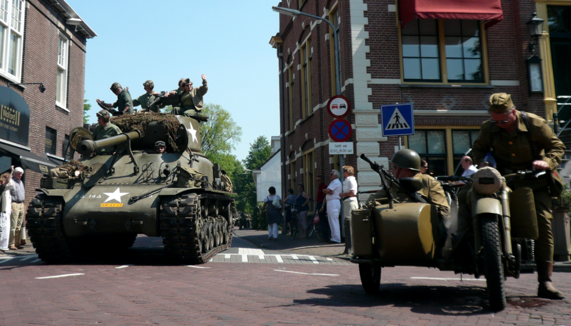 Colonne historische legervoertuigen trekt door de regio