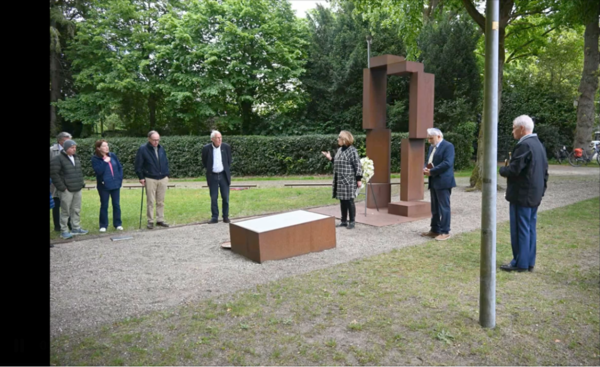 Sobere plechtigheid bij Larens monument voor Joodse kinderen. ’Heftig en indrukwekkend’
