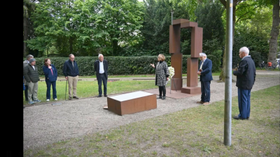 Sobere plechtigheid bij Larens monument voor Joodse kinderen. ’Heftig en indrukwekkend’
