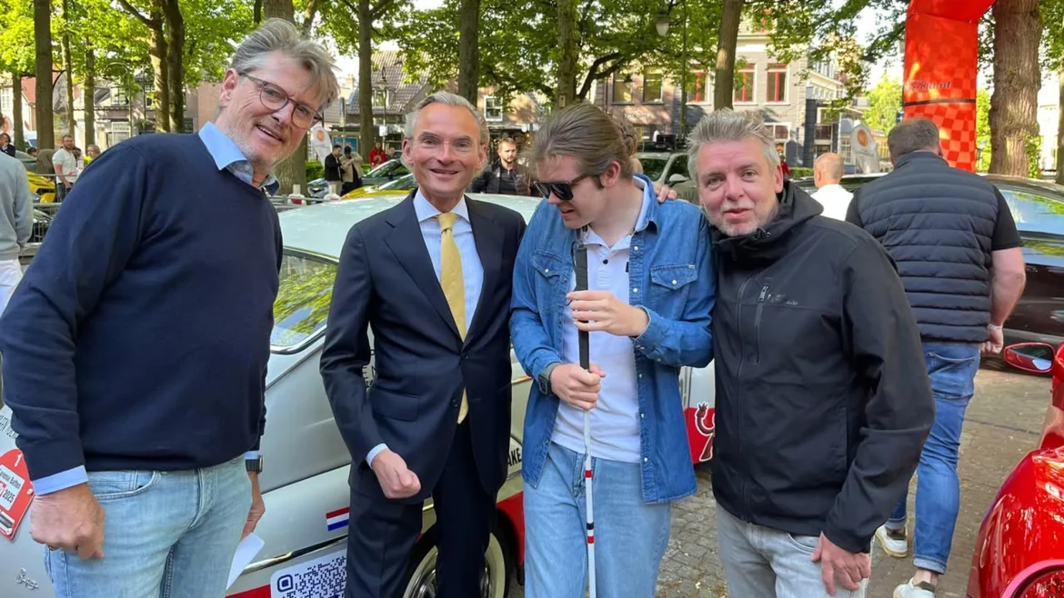 Rocco voor één dag burgemeester van Laren tijdens Beat Batten Rally: ‘Een eer om hem te mogen helpen’
