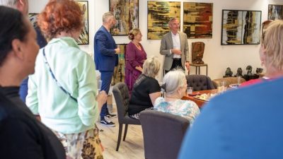 Burgemeester opent kunstexpositie in hartje Laren: ‘Twee generaties komen samen’