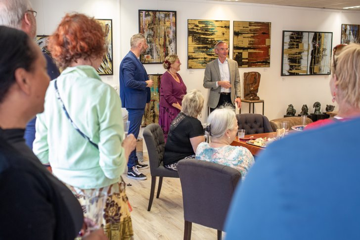Burgemeester opent kunstexpositie in hartje Laren: ‘Twee generaties komen samen’