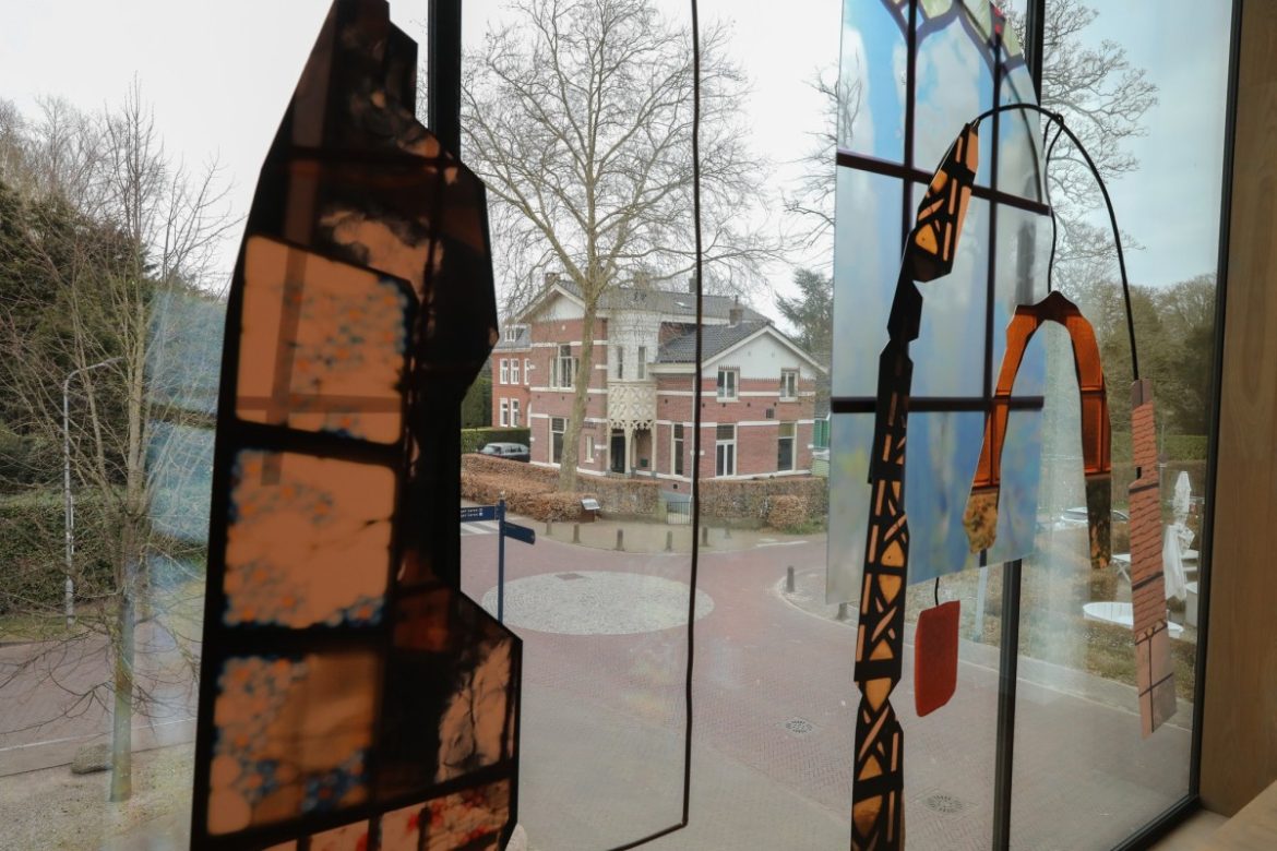 “Het venster als ontmoeting tussen licht en de ongrijpbare tijd”.