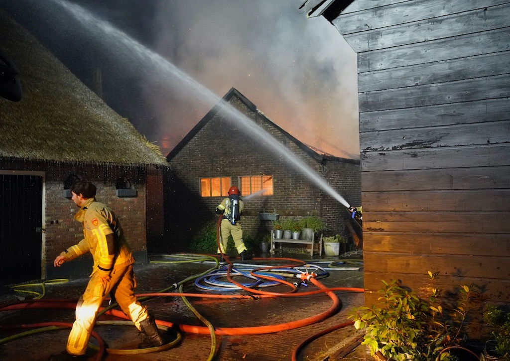 Grote brand in schuren bij oude boerderij in Blaricum