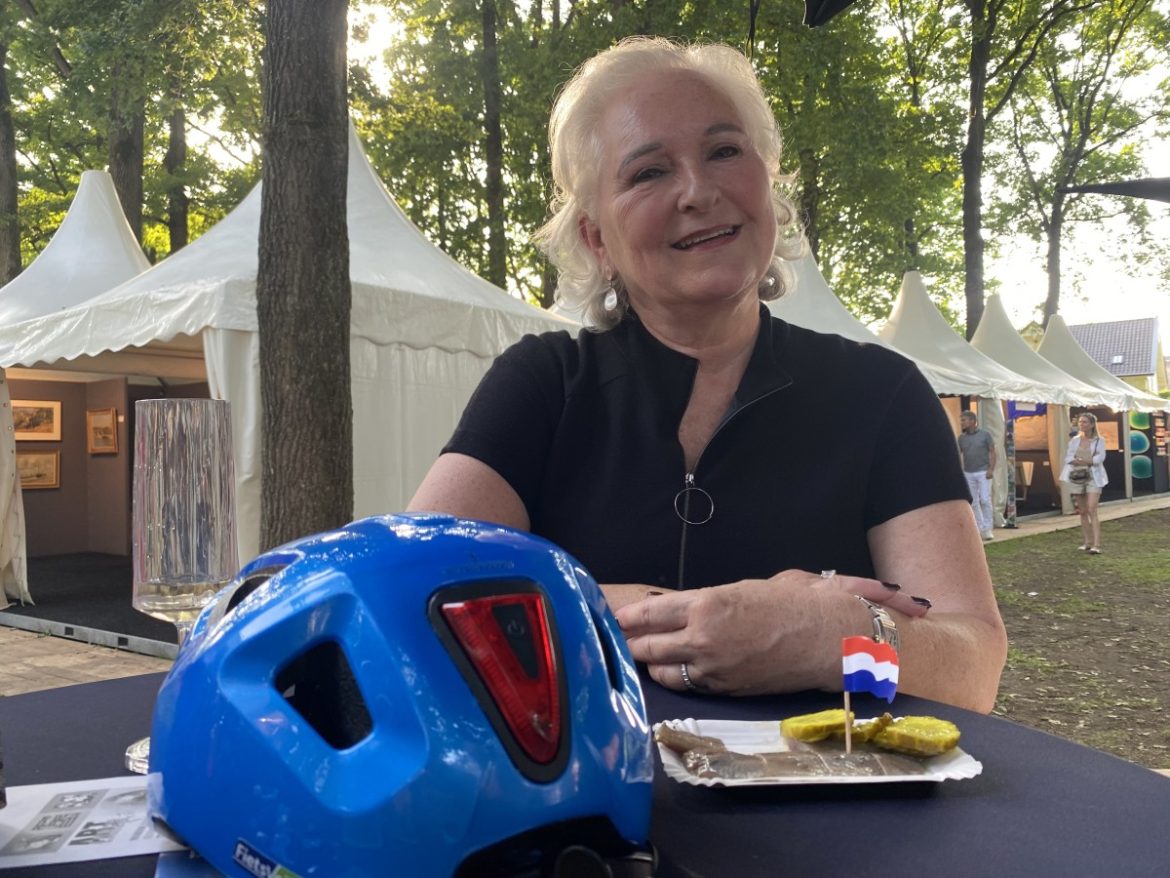 (fotorepo)’Oude’ smaakt als ‘nieuwe’ op geanimeerde  haringparty Art Laren