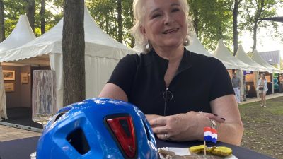 (fotorepo)’Oude’ smaakt als ‘nieuwe’ op geanimeerde  haringparty Art Laren