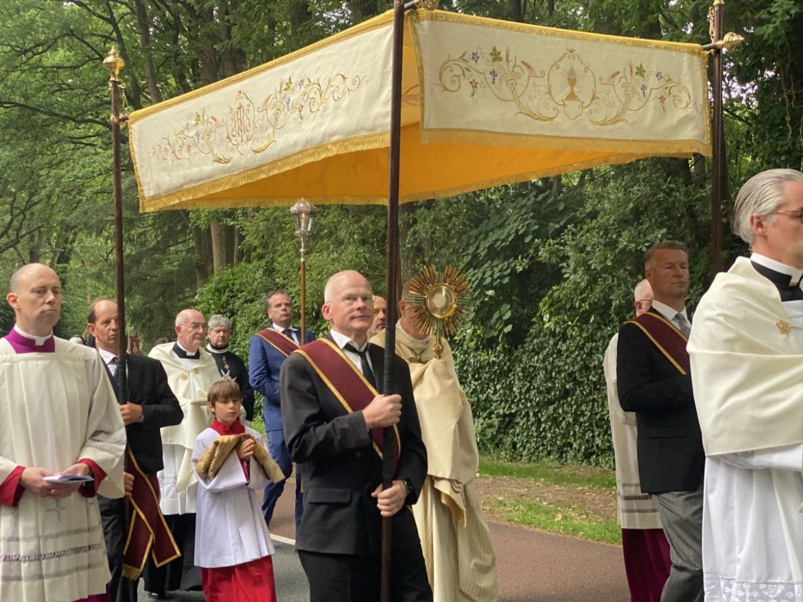 Laren eert eeuwenoude traditie met Sint Jansprocessie
