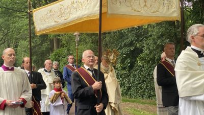 Laren eert eeuwenoude traditie met Sint Jansprocessie