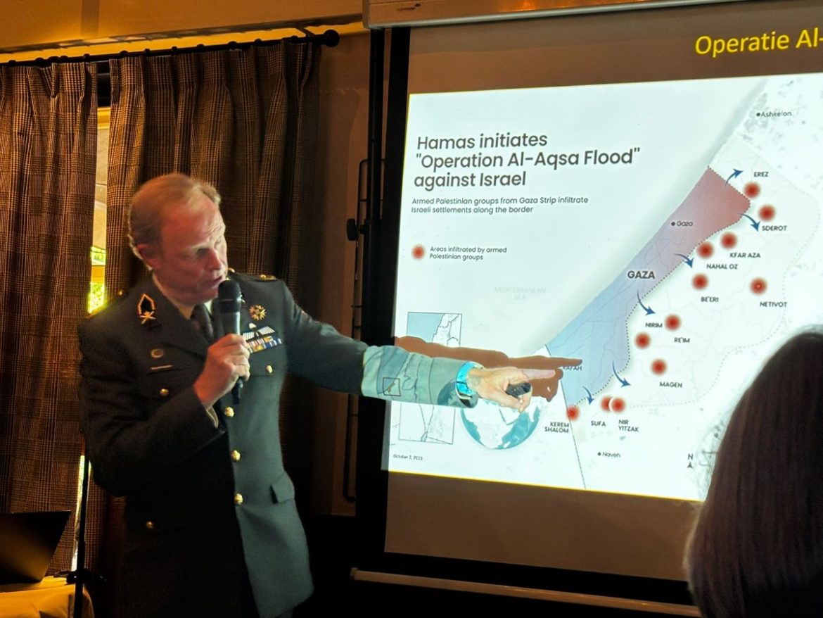 Generaal Bouwmeester duidt het nieuws aan leden Rotary Laren-Blaricum