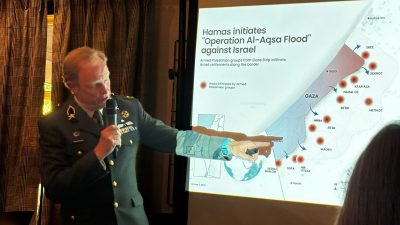 Generaal Bouwmeester duidt het nieuws aan leden Rotary Laren-Blaricum