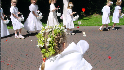 Sint Jansprocessie for Kids! Vandaag laatste gelegenheid voor bruidsjurkjes (12.30 uur)