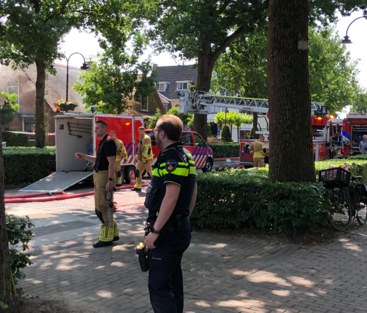 G&E: Medewerker van door brand getroffen kledingboetiek: ’Ik hoorde een harde knal en meteen daarna was er een vlammenzee’