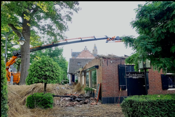 Eigenaar wil  afgebrande boerderij in Laren laten restaureren