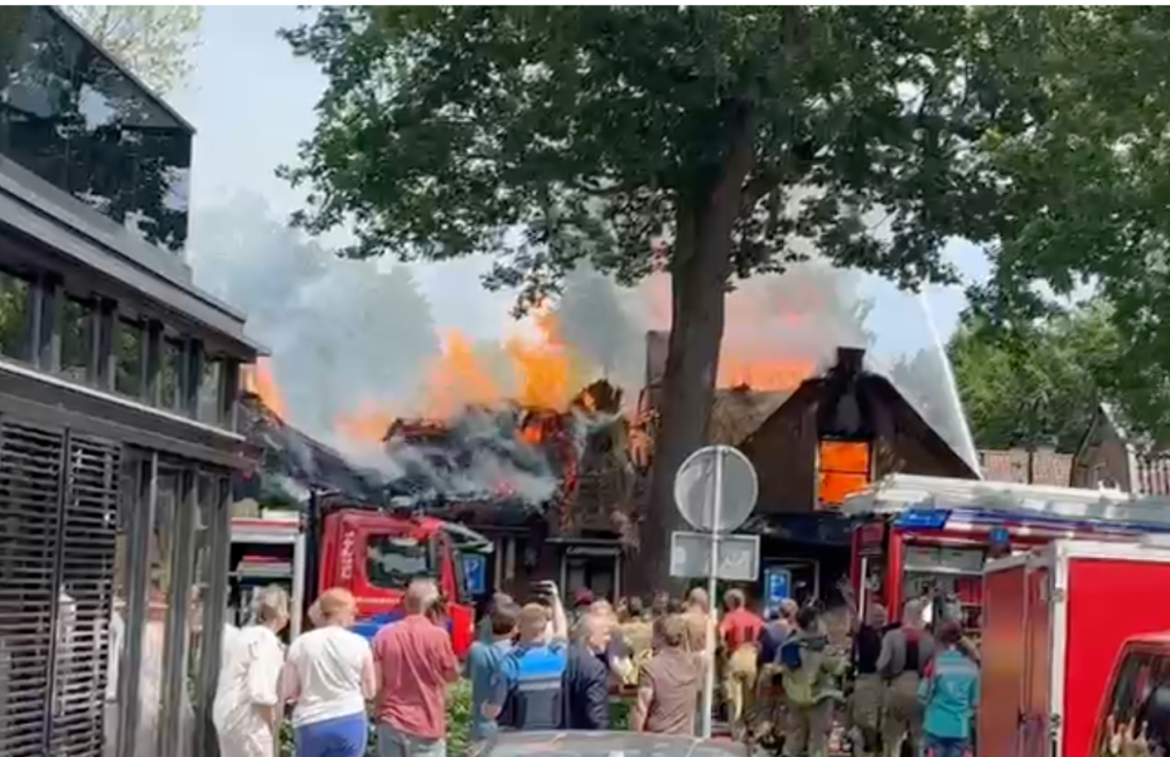 BEL Nieuws: Grote brand in rieten dak