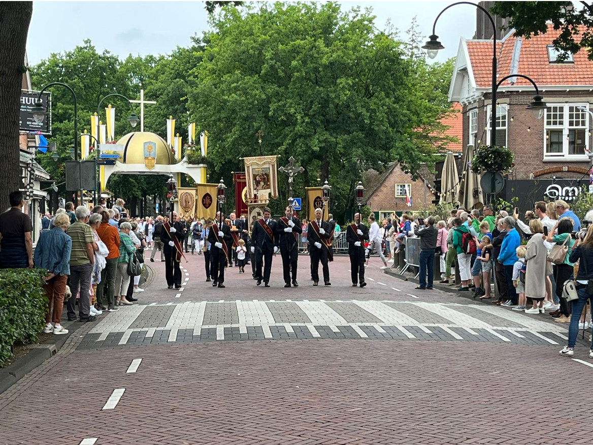 Tropische temperaturen tijdens Sint Jansprocessie