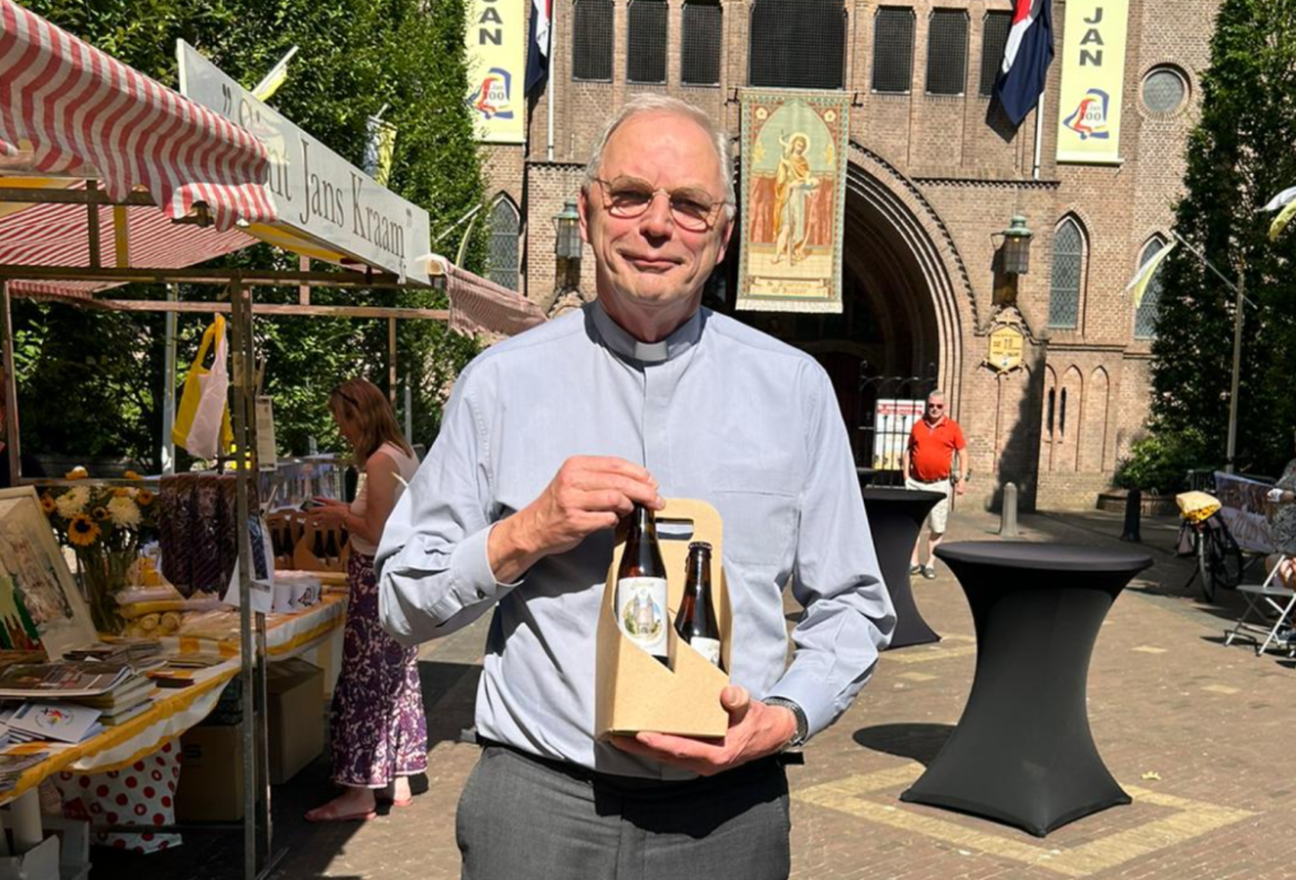 Eerste jubileum biertje voor de pastoor!