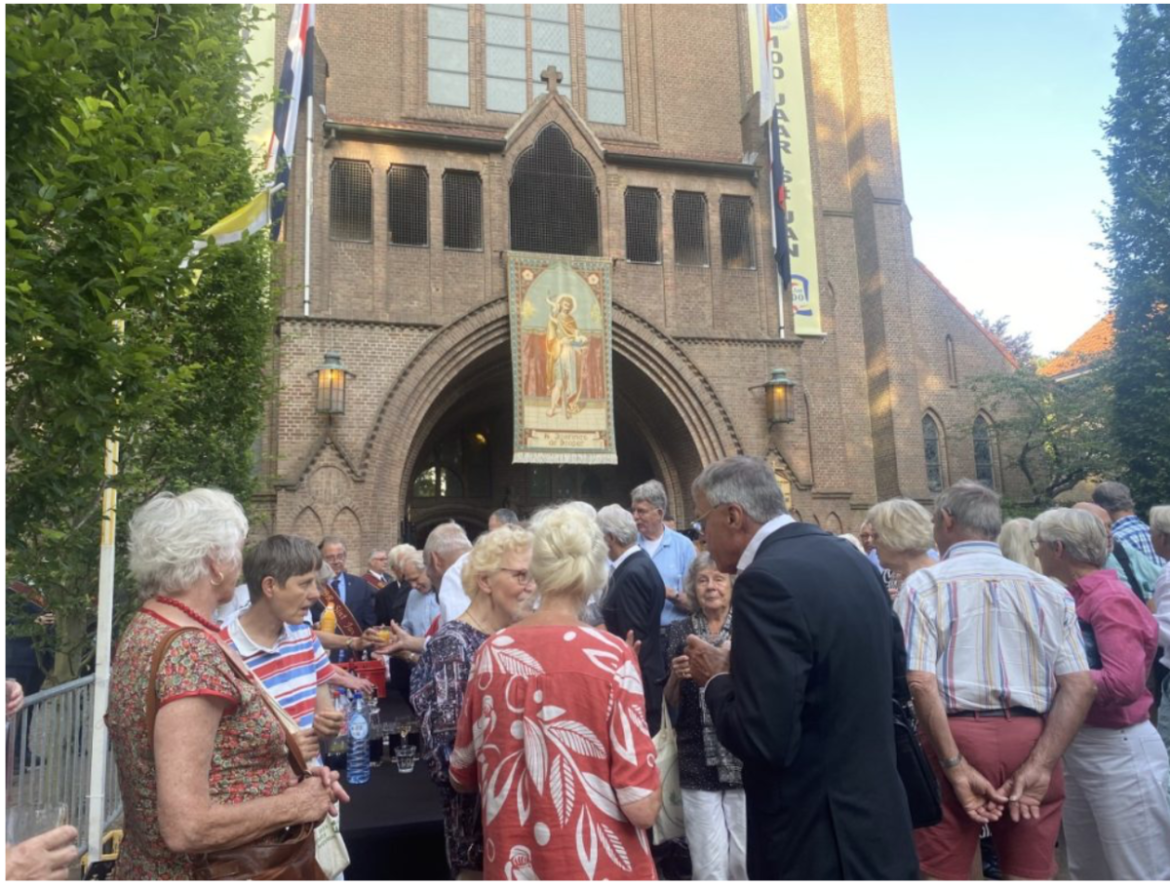 Gezellige borrel ‘100 jaar basiliek’ na afloop van openingslof Sint Jansfeest